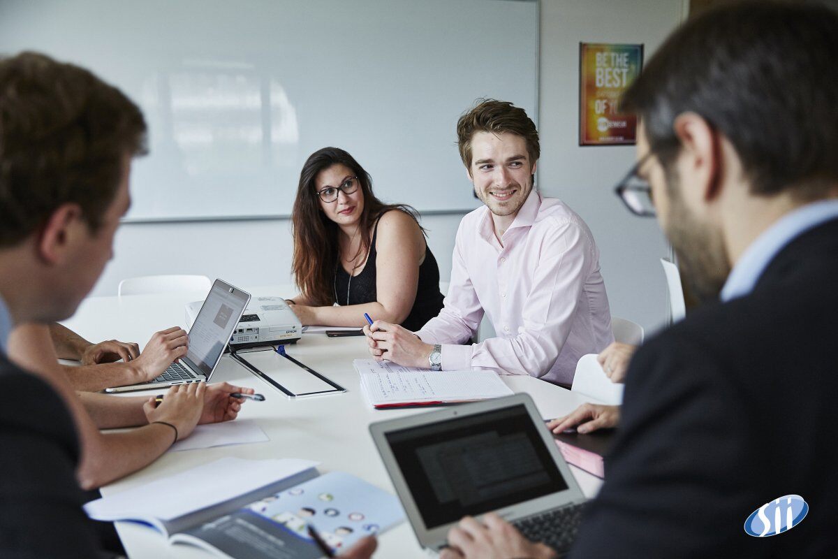 Groupe de personnes qui discutes autour d'un projet