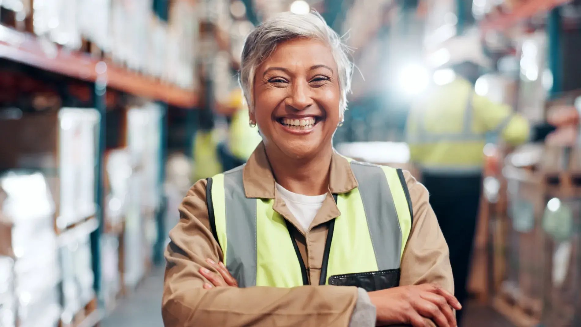 Portrait femme entrepot souriante
