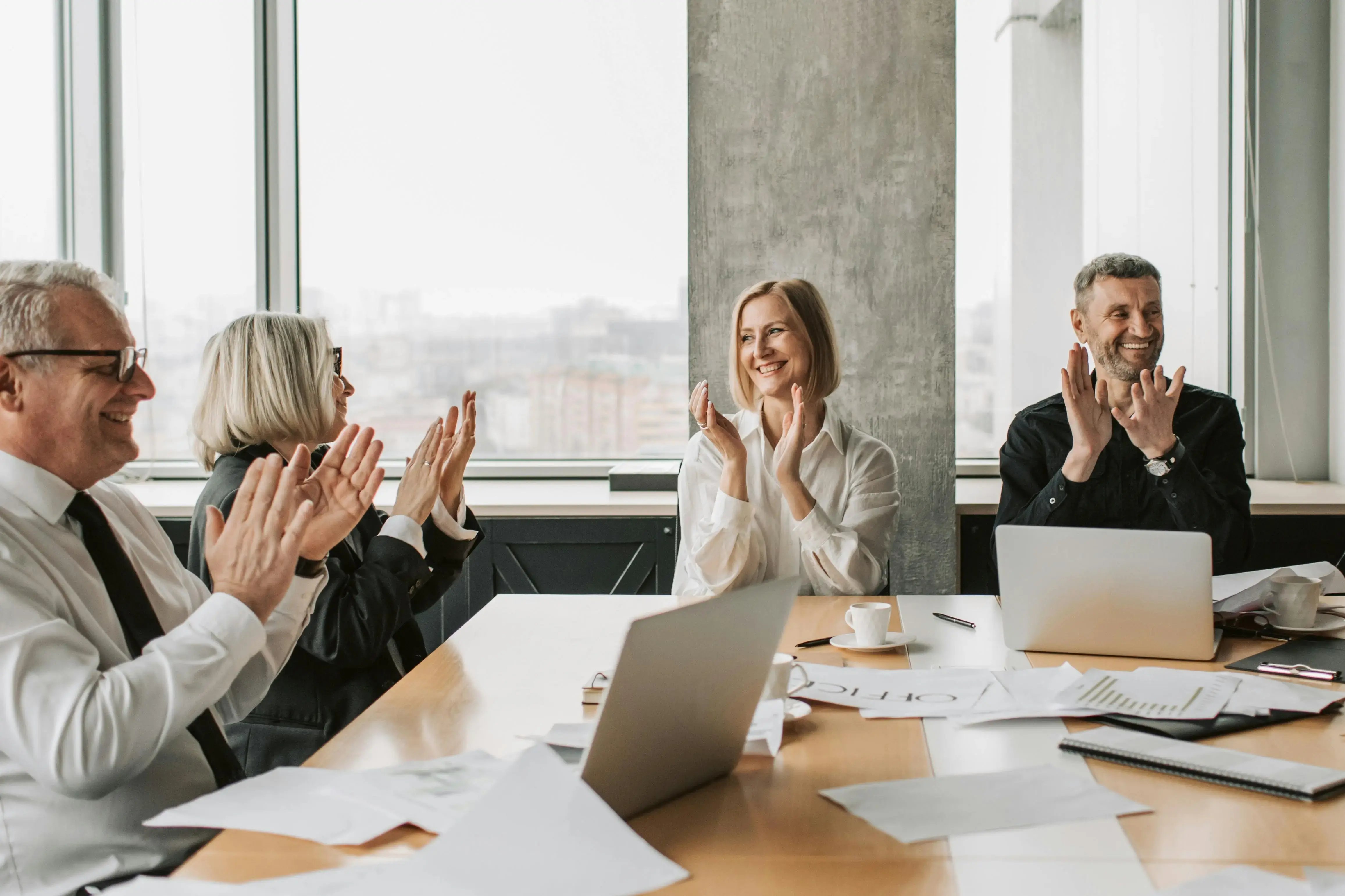 Réunion collaborateurs heureux