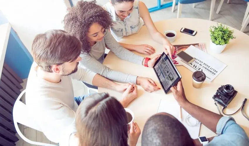 collaborateurs entrain de travailler