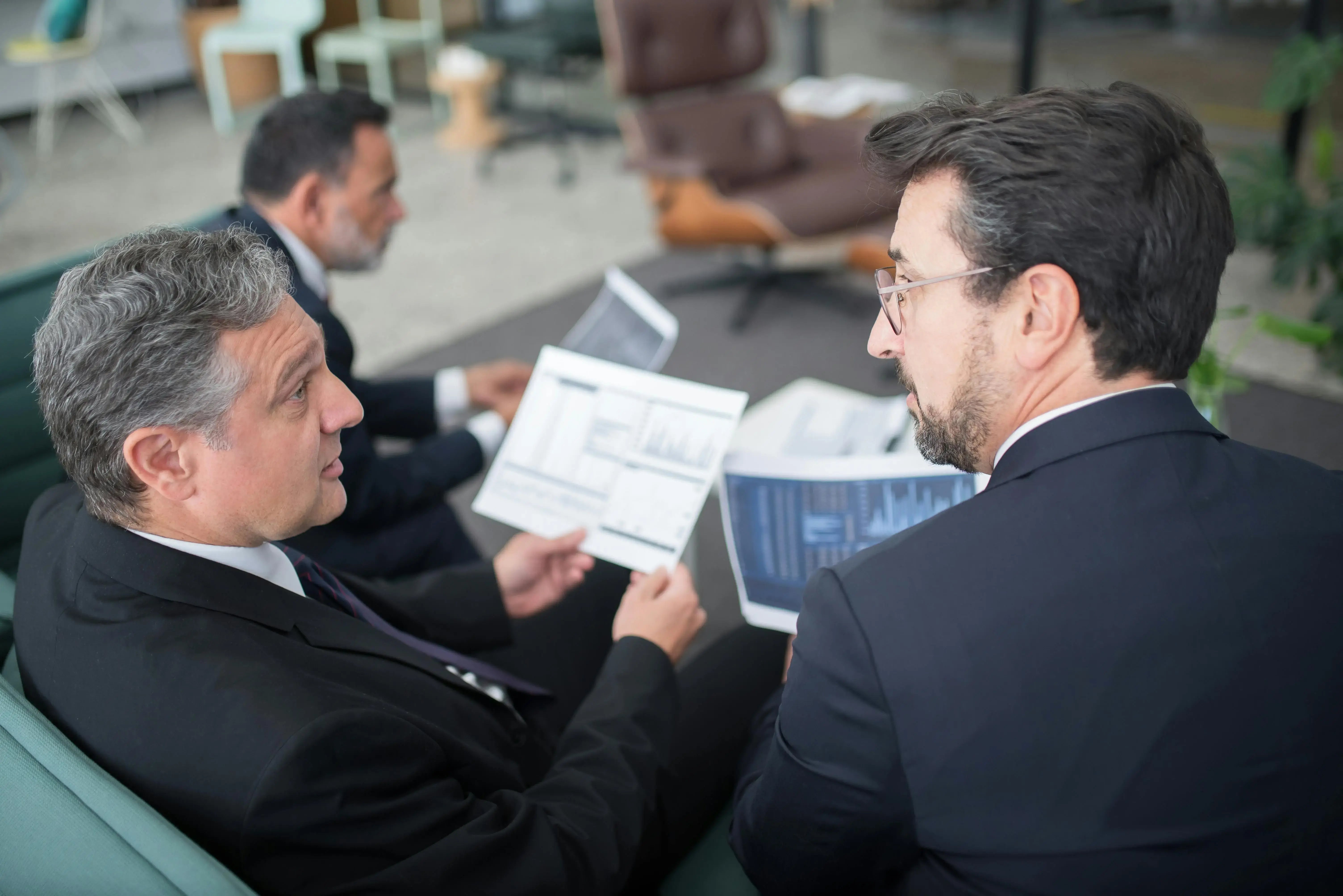 Deux hommes qui discute