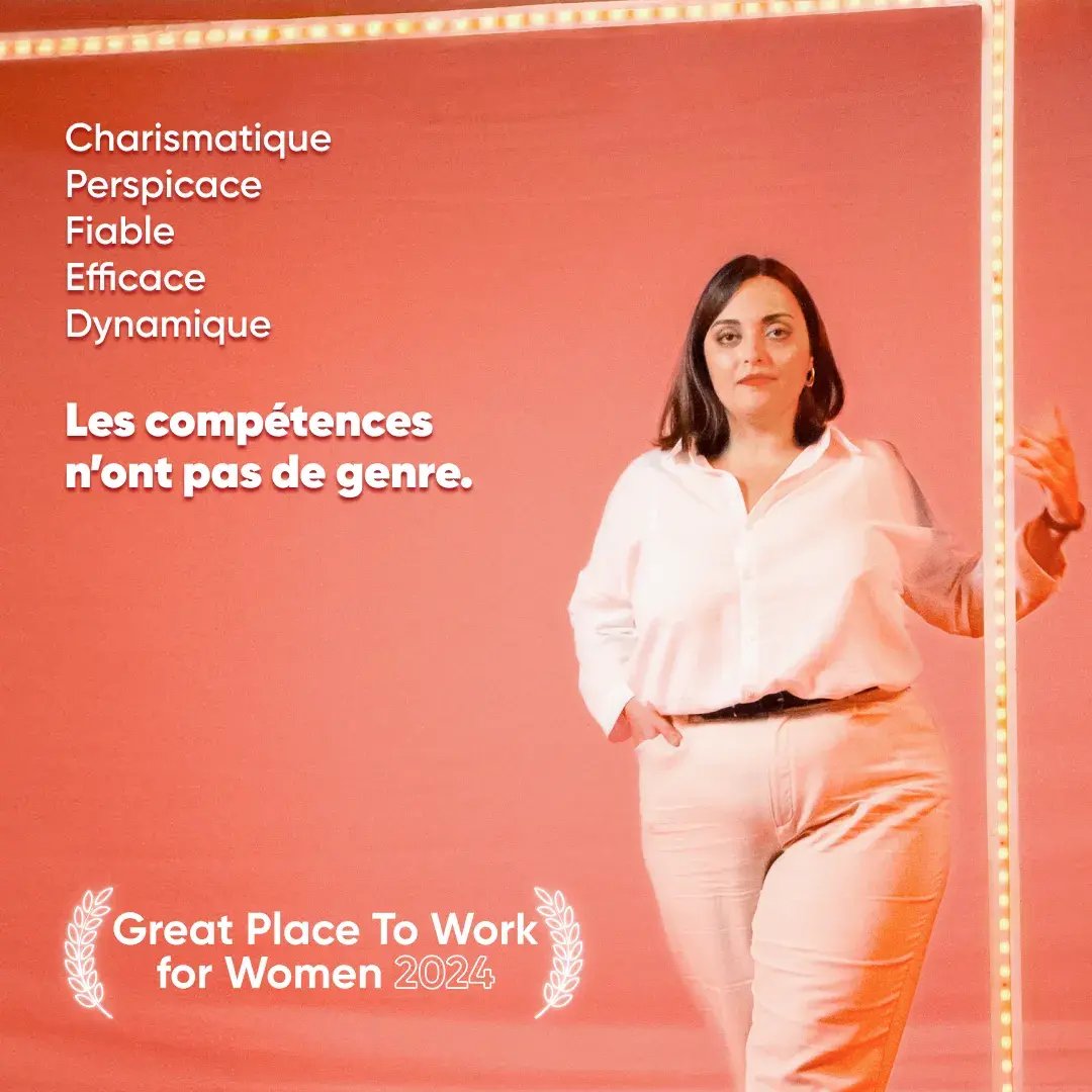 Femme de face debout dans un cadre