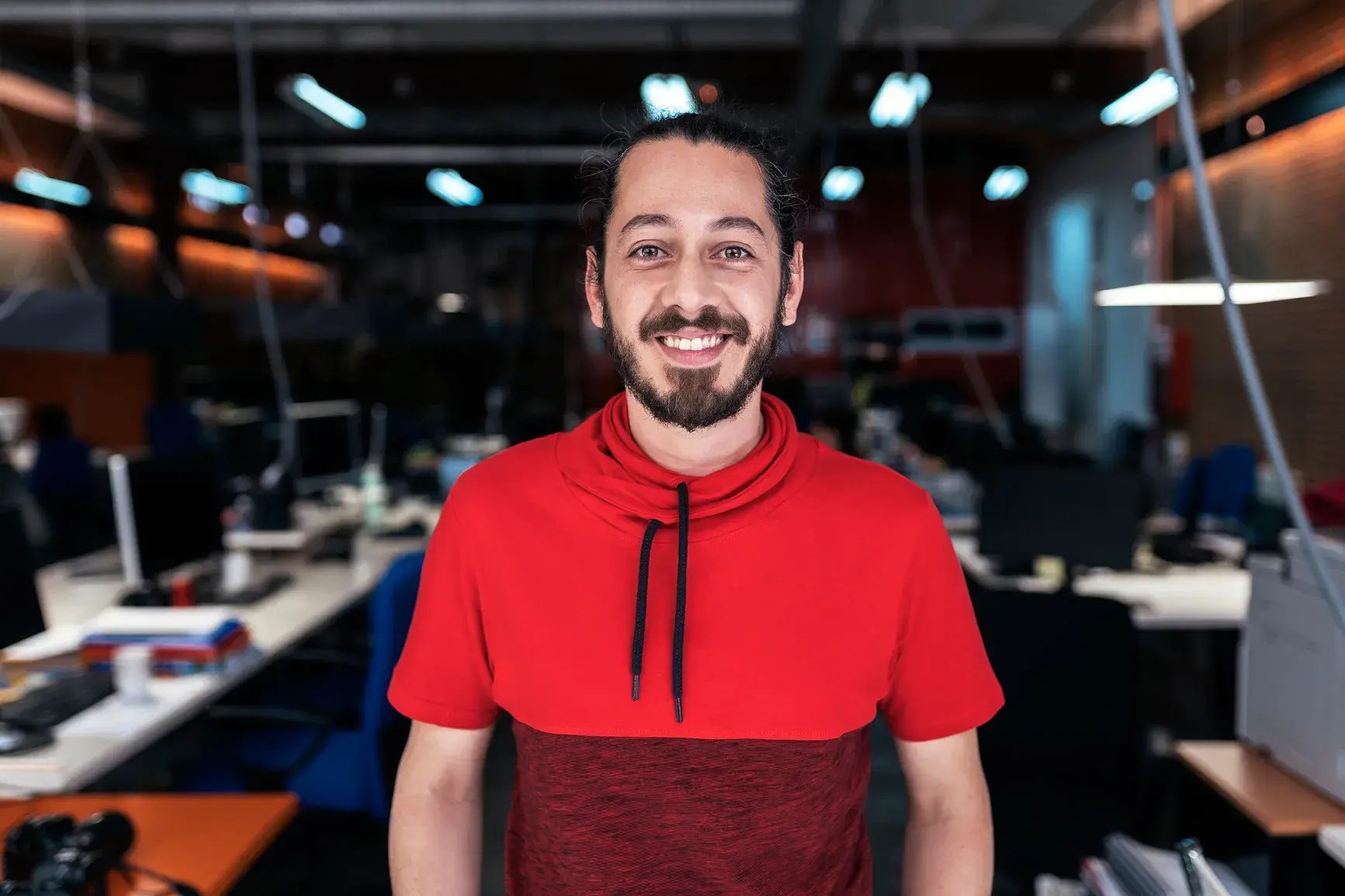 Homme souriant face a lobjectif