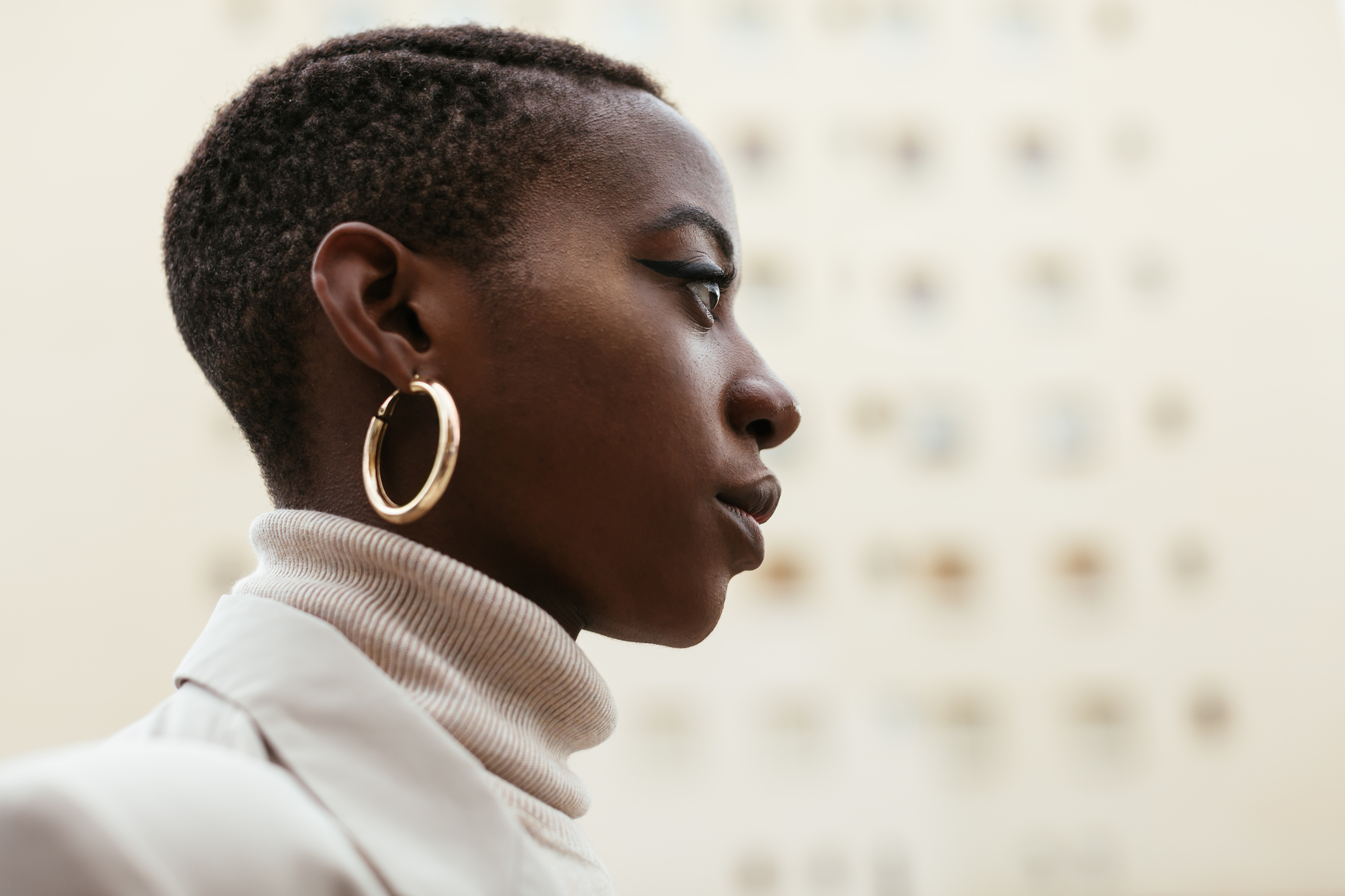 Femme qui regarde au loin