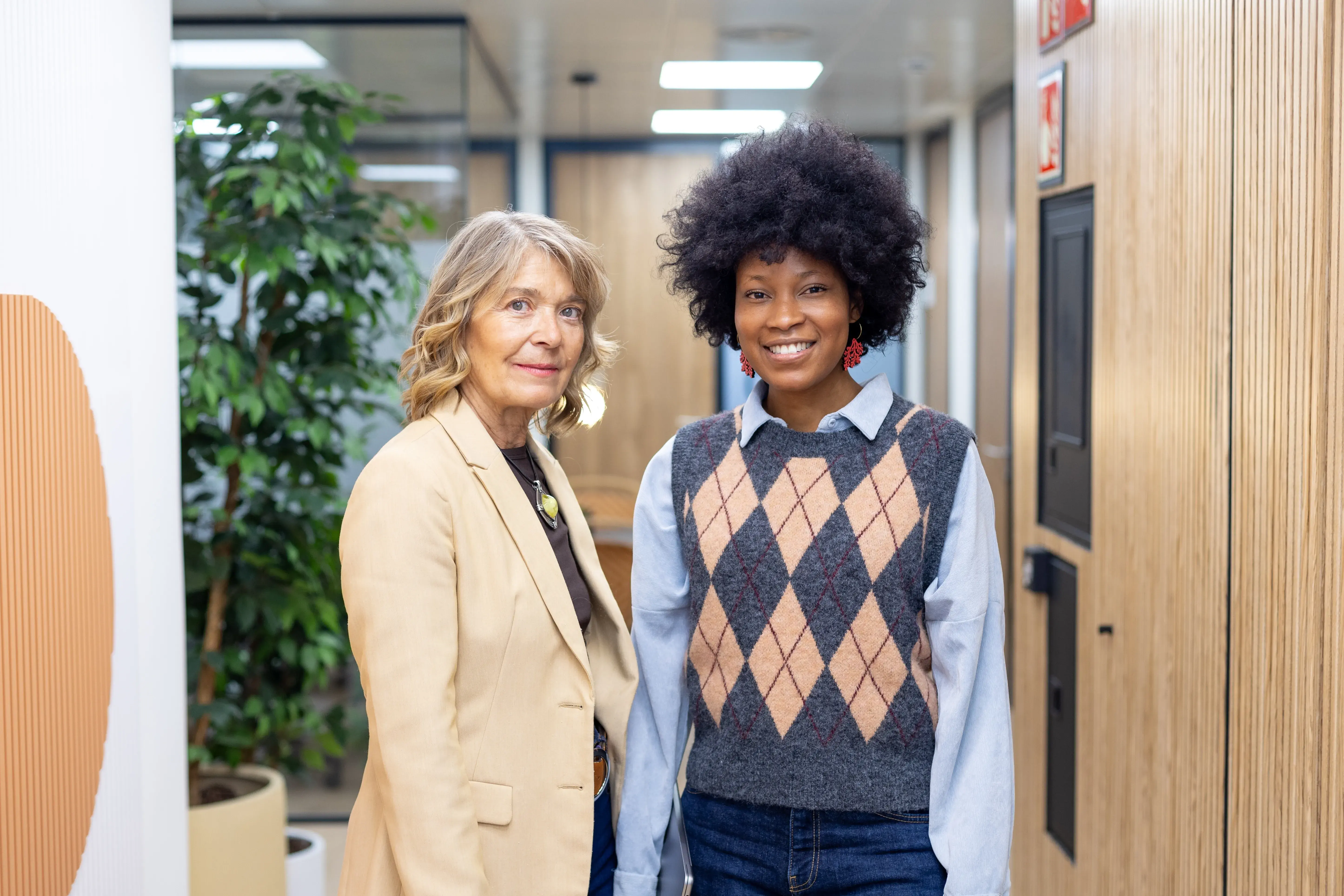 Deux femmes de face debout souriantes