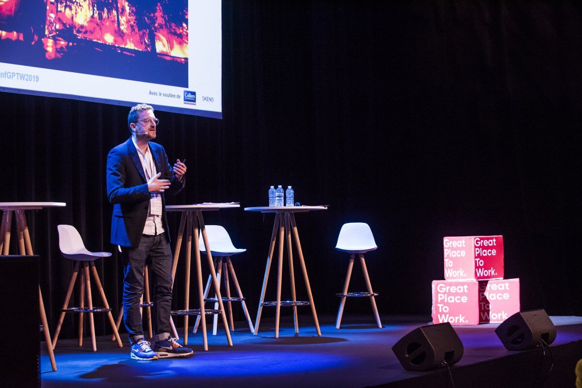 photo homme présentant une conférence 