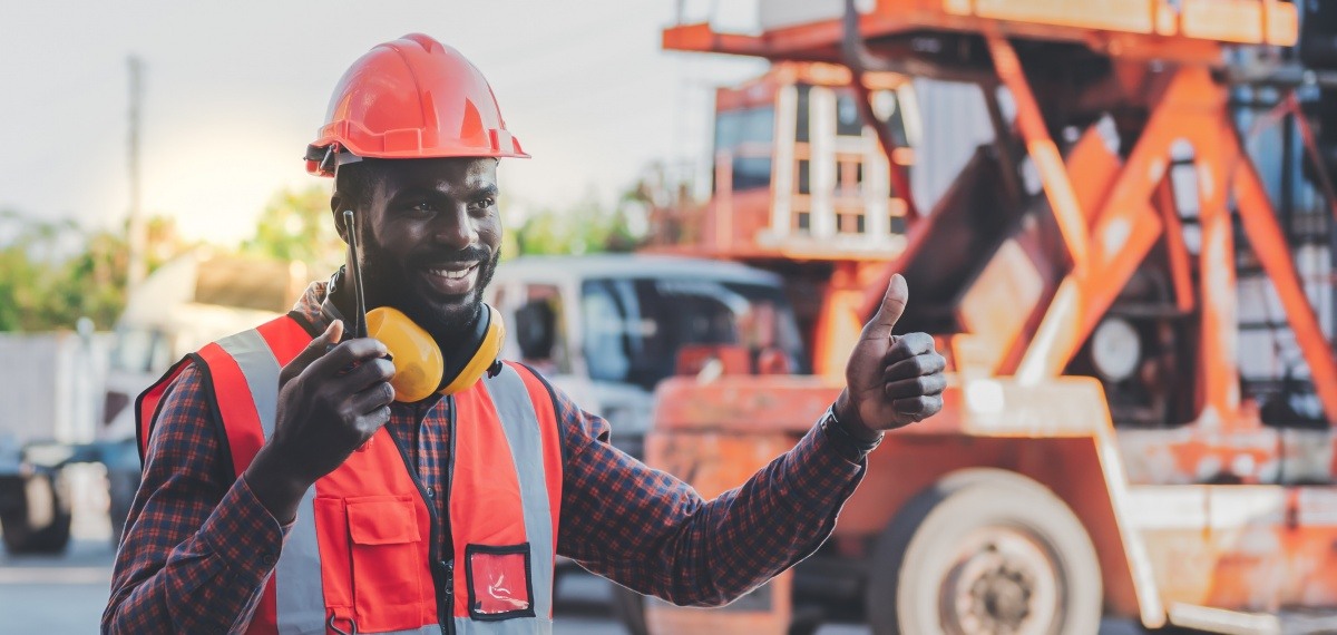 personne travaillant sur un chantier 
