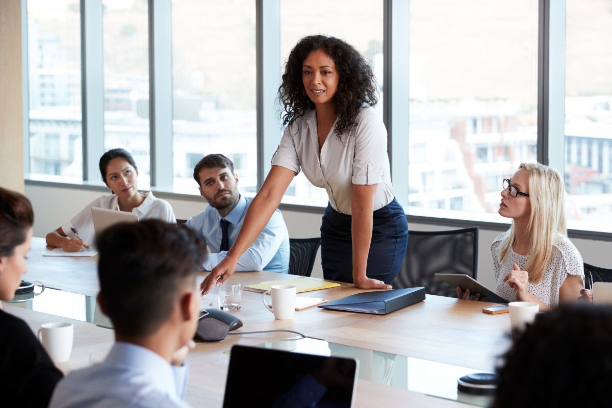 réunion de collaborateur autour d'une table 