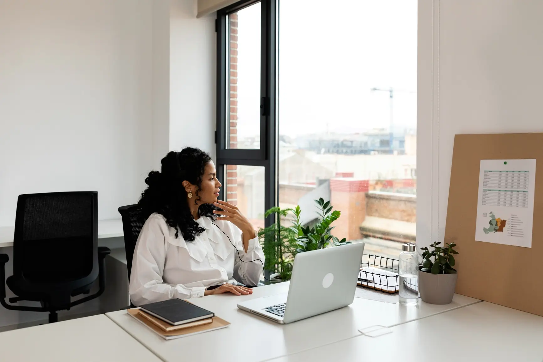 Femme au bureau regardant dehors