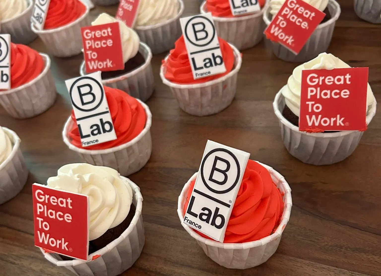 Cupcake avec logos Bcorp et Great Place To Work