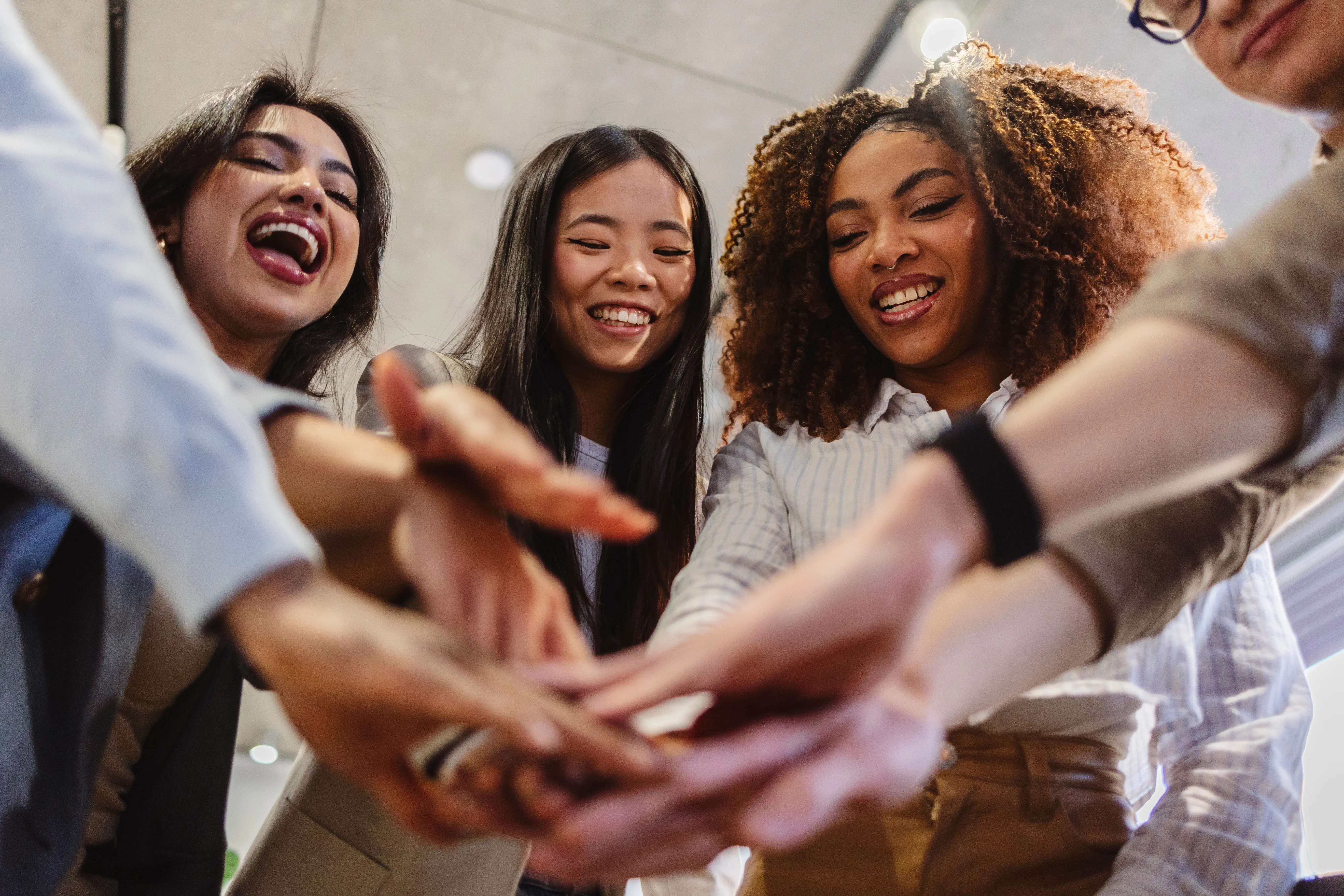 Equipe se tenant la main