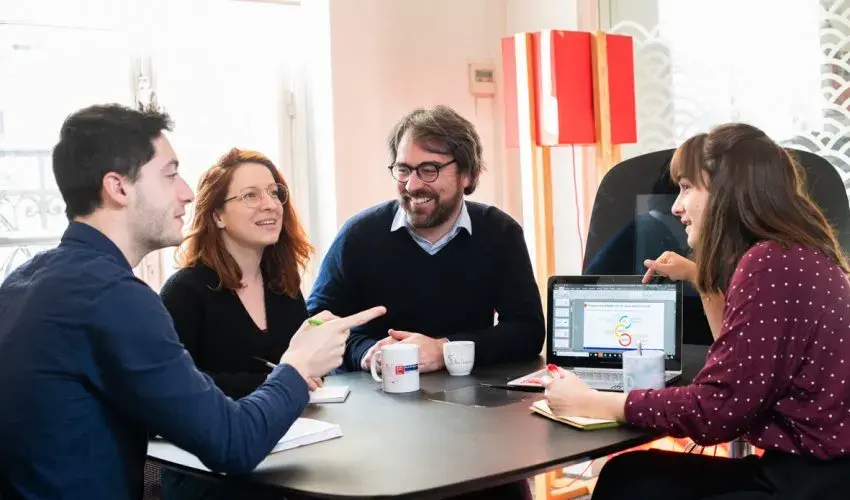 collaborateur discutant entre eux 