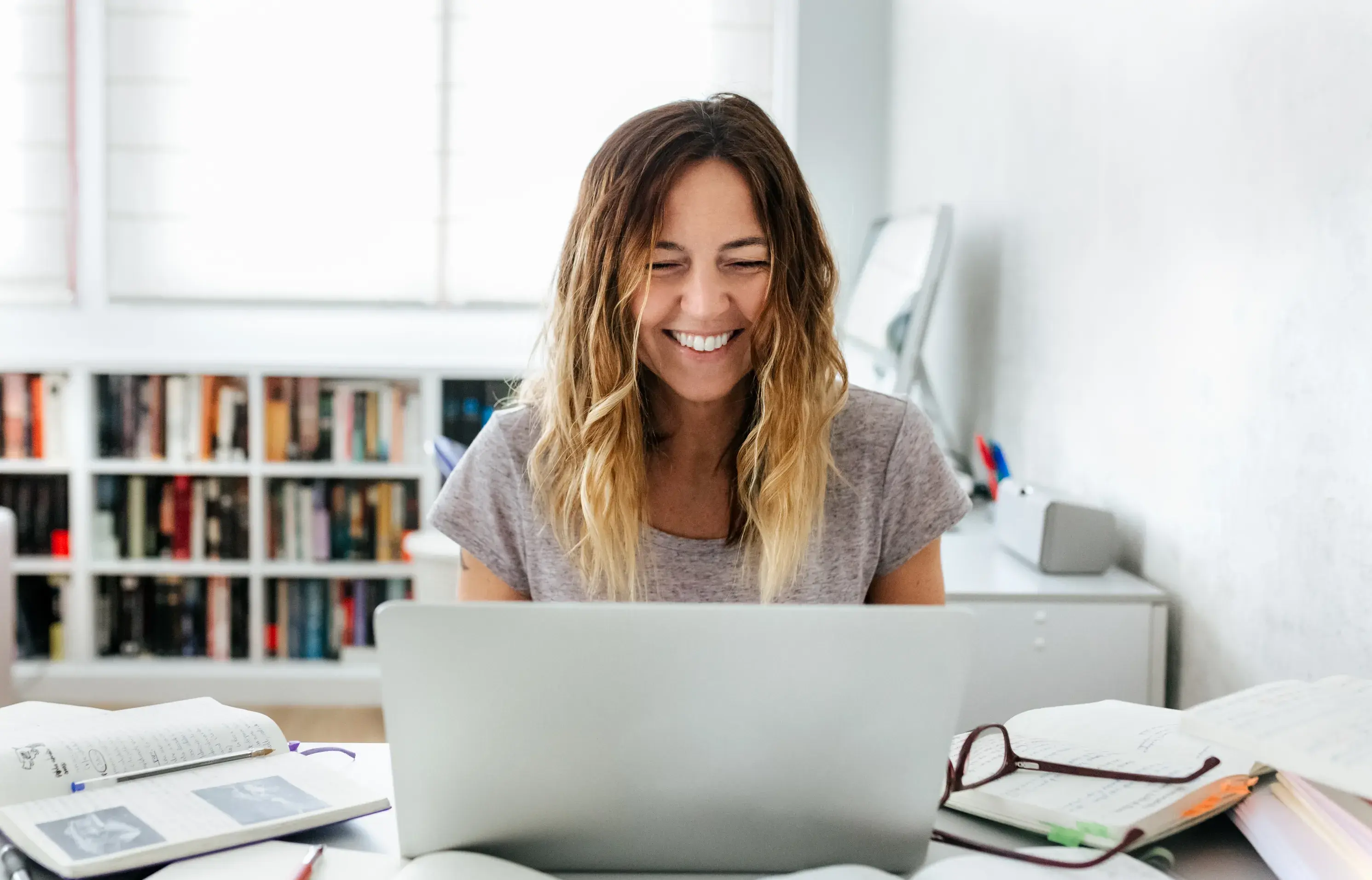 femme entrain de rire devant son ordinateur 