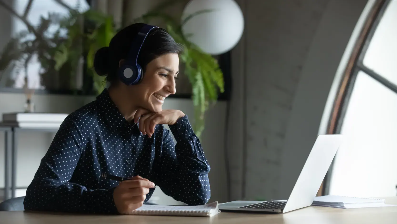 https://6465153.fs1.hubspotusercontent-eu1.net/hubfs/6465153/Website%202024/Blogs/femme%20devant%20son%20ordinateur%20%282%29.webp