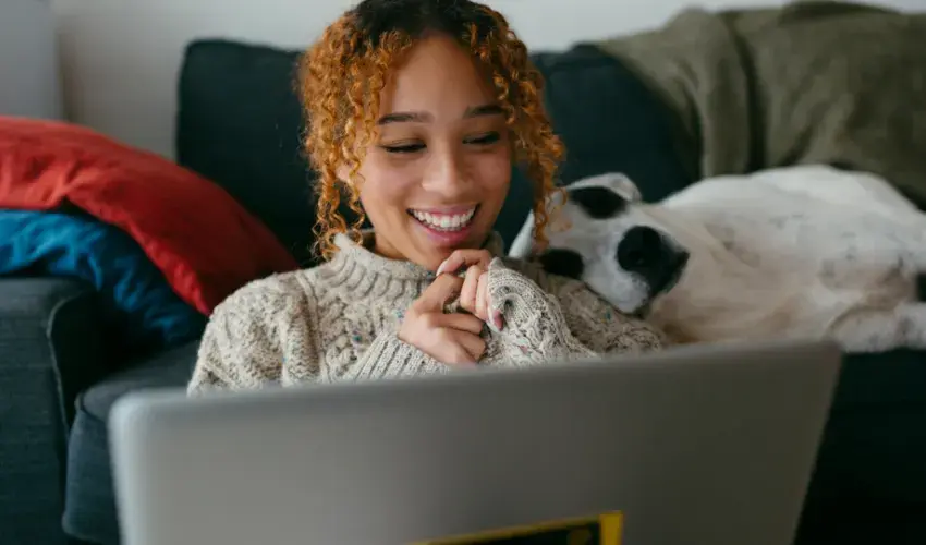 https://6465153.fs1.hubspotusercontent-eu1.net/hubfs/6465153/Website%202024/Blogs/femme%20devant%20son%20ordinateur.webp