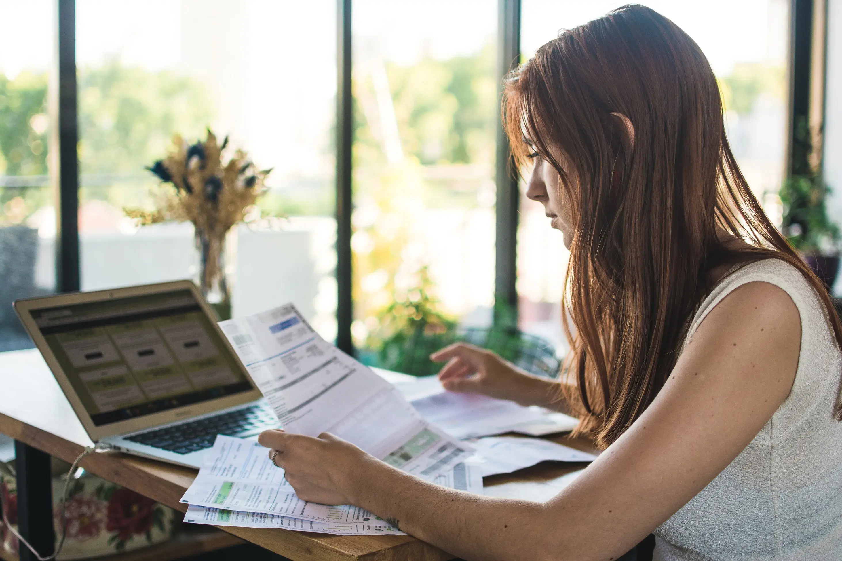 https://6465153.fs1.hubspotusercontent-eu1.net/hubfs/6465153/Website%202024/Blogs/femme%20qui%20travaille.webp