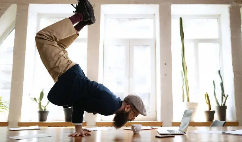 https://6465153.fs1.hubspotusercontent-eu1.net/hubfs/6465153/Website%202024/Blogs/homme%20entrain%20de%20faire%20une%20acrobatie_resultat.webp