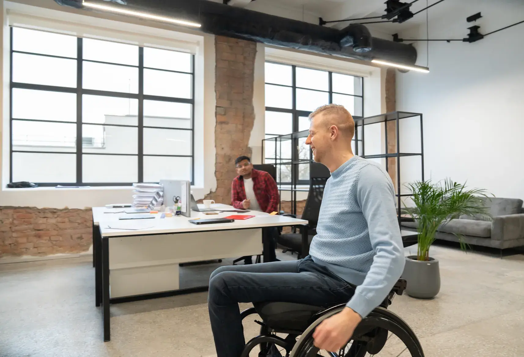 https://6465153.fs1.hubspotusercontent-eu1.net/hubfs/6465153/Website%202024/Blogs/personne%20en%20fauteuil%20roulant.webp