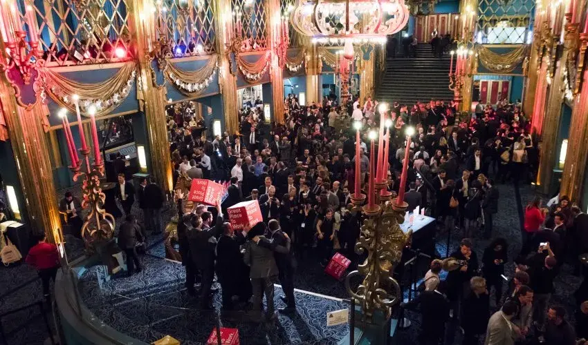 photo de la cérémonie, personne réunis dans une grande salle  aux folies bergère 