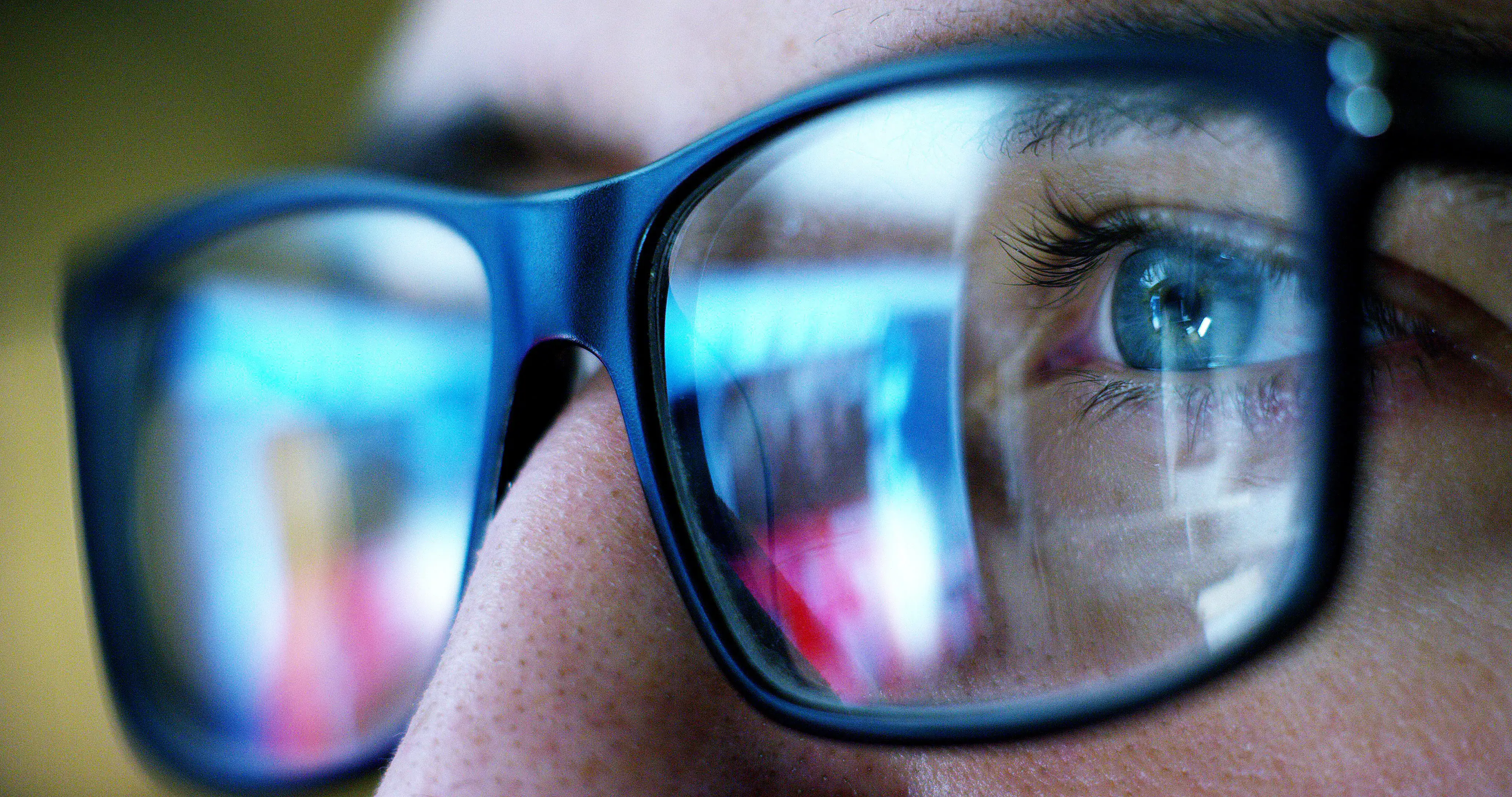 https://6465153.fs1.hubspotusercontent-eu1.net/hubfs/6465153/Website%202024/Blogs/yeux%20avec%20lunettes%20devant%20un%20ecran.webp